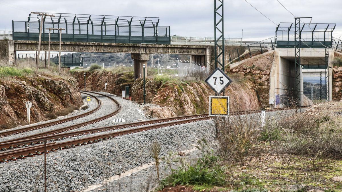 La nueva vía del futuro tren de alta velocidad en el tramo de Cáceres. / SILVIA SANCHEZ FERNANDEZ