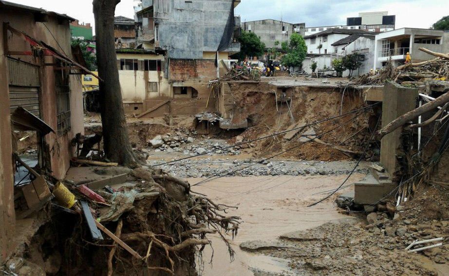 Más de 130 muertos en una avalancha de tierra en Colombia