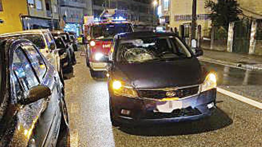 Estado en el que quedó el coche tras el atropello en Cangas. // Faro