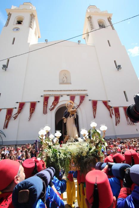 La imagen de San Antón vuelve a presidir el altar mayor de la iglesia de Santa Ana.