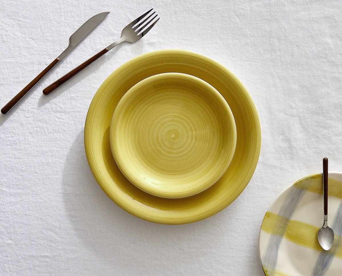 Plato llano de loza con espiral de Zara Home