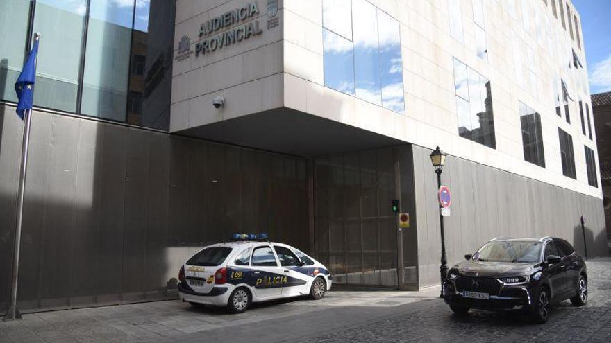 Dos expolicías y un exguardia civil, juzgados por una supuesta estafa