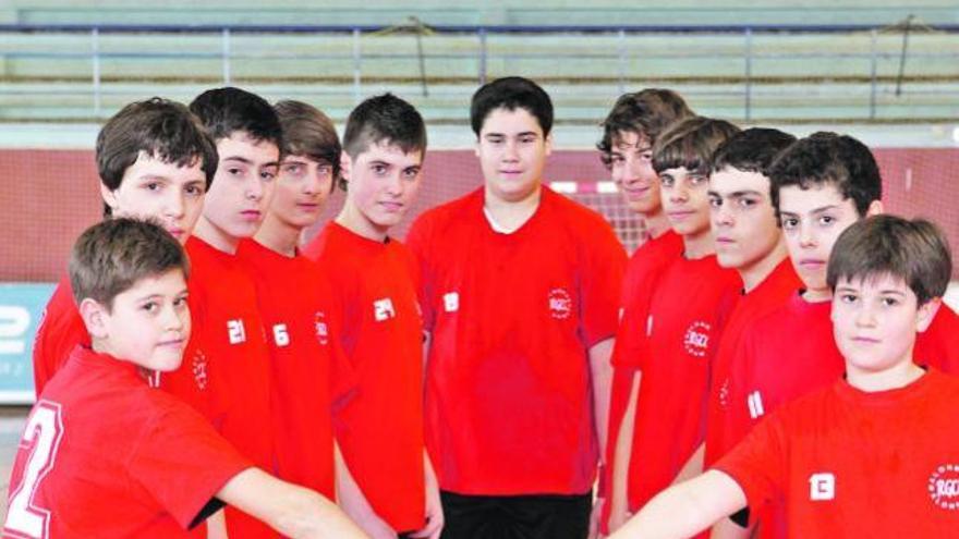 Plantilla infantil de balonmano del Grupo Covadonga. / Marcos León