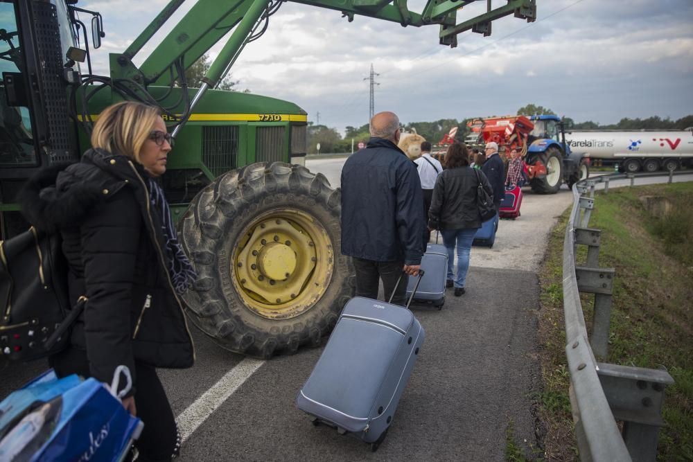 Els accessos a l'aeroport també estan tallats i molts turistes han anat a peu a les instal·lacions