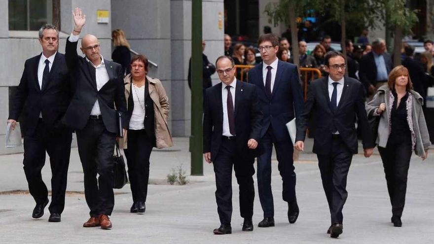 Por la izquierda, los exconsejeros Joaquim Forn, Raül Romeva, Dolors Bassa, Jordi Turull, Carles Mundó, Josep Rull y Meritxell Borrás, camino de la Audiencia Nacional, el pasado 2 de noviembre. // Efe