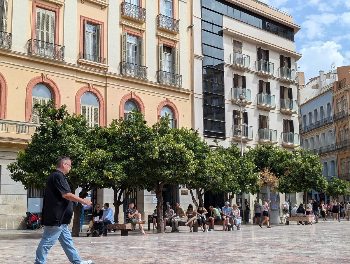 Una imagen de la plaza de la Constitución, con el edificio de apartamentos en la parte derecha.