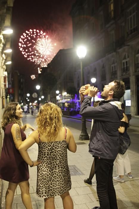 Espectáculo pirotécnico en las fiestas de Begoña, en Gijón.