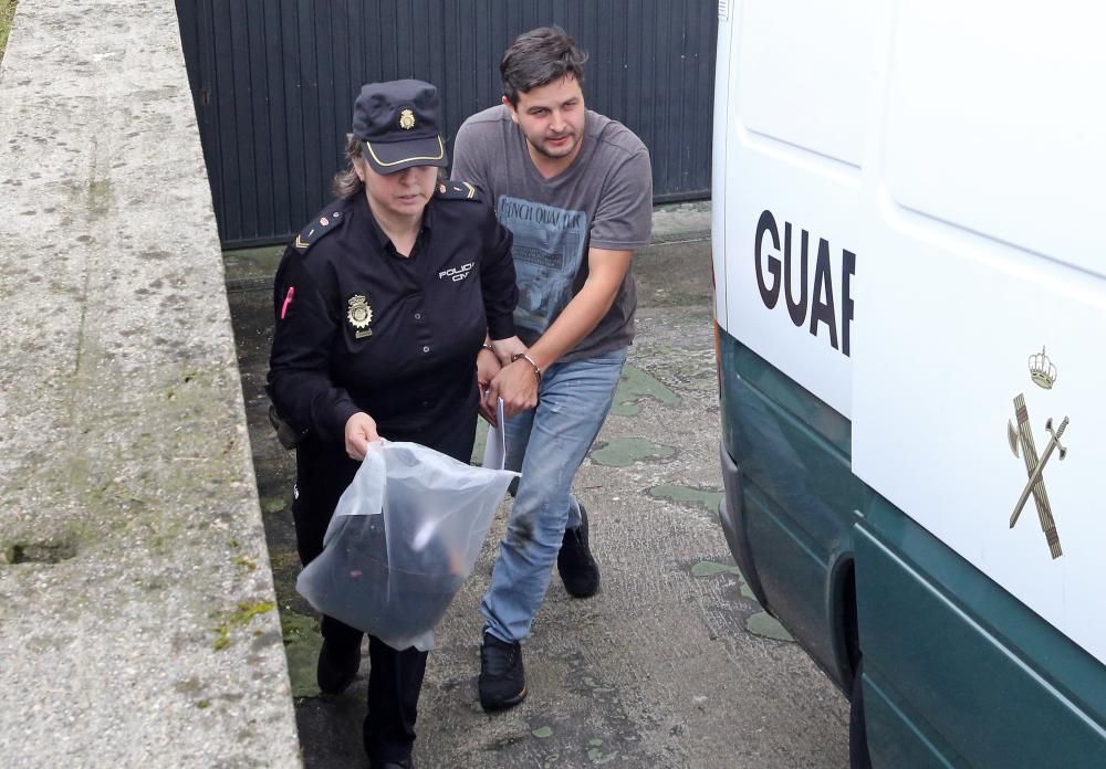 Detenidos conducidos al furgón para ingresar en A Lama. // M. G. Brea