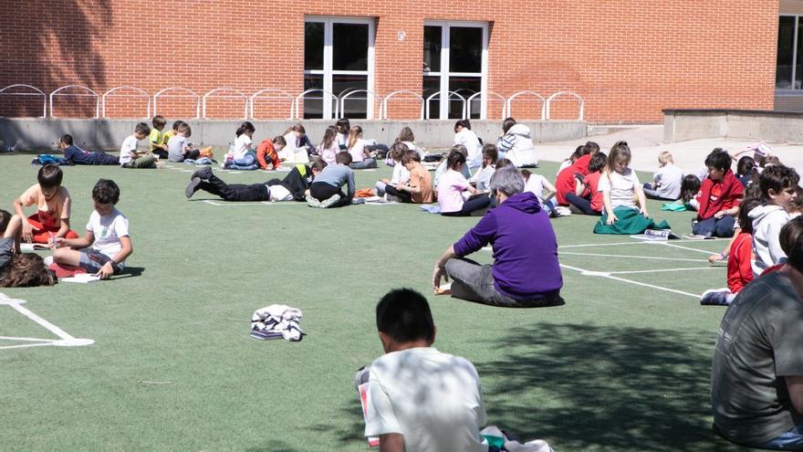 Más de 600 jóvenes alumnos del colegio Juan de Lanuza comparten lectura al aire libre