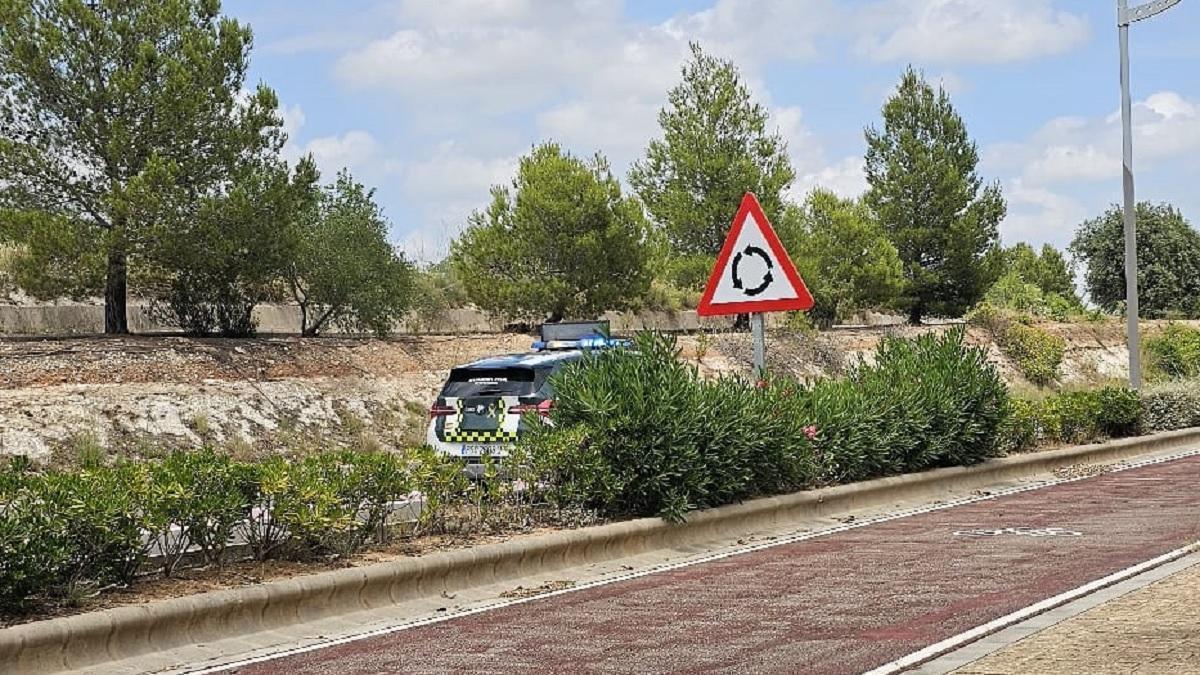 Un vehículo de la Guardia Civil, en la carretera de acceso a Vallada, este jueves.