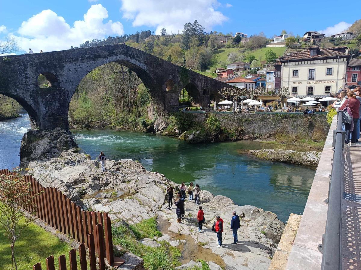 Cangas de Onís, este Miércoles Santo, al mediodía de este miércoles.