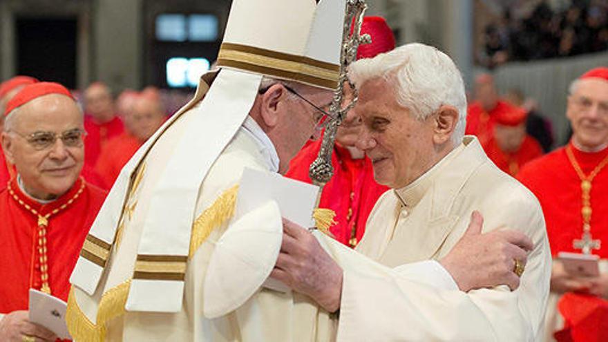 El Papa Francisco y el Papa emérito Benedicto XVI.