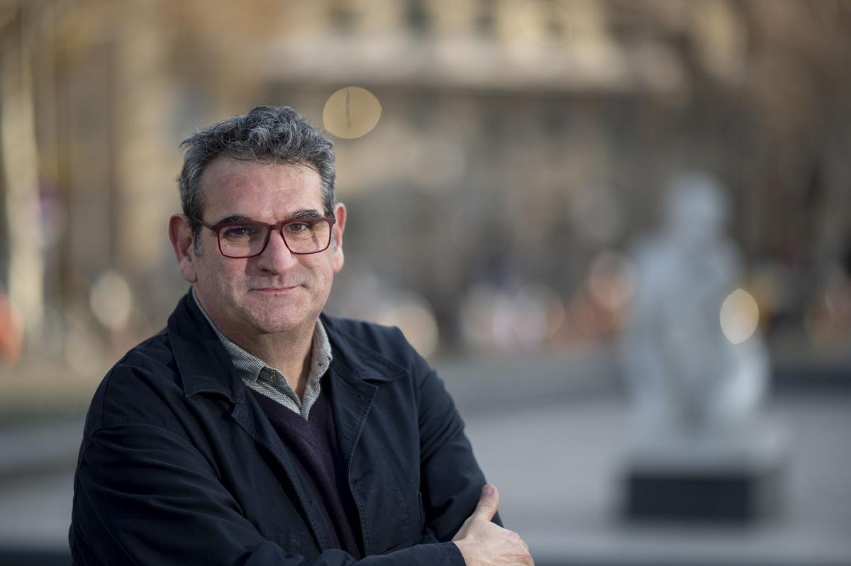 . El escritor Jordi Puntí, autor de la novela ‘Confeti’, fotografiado en la plaça Catalunya