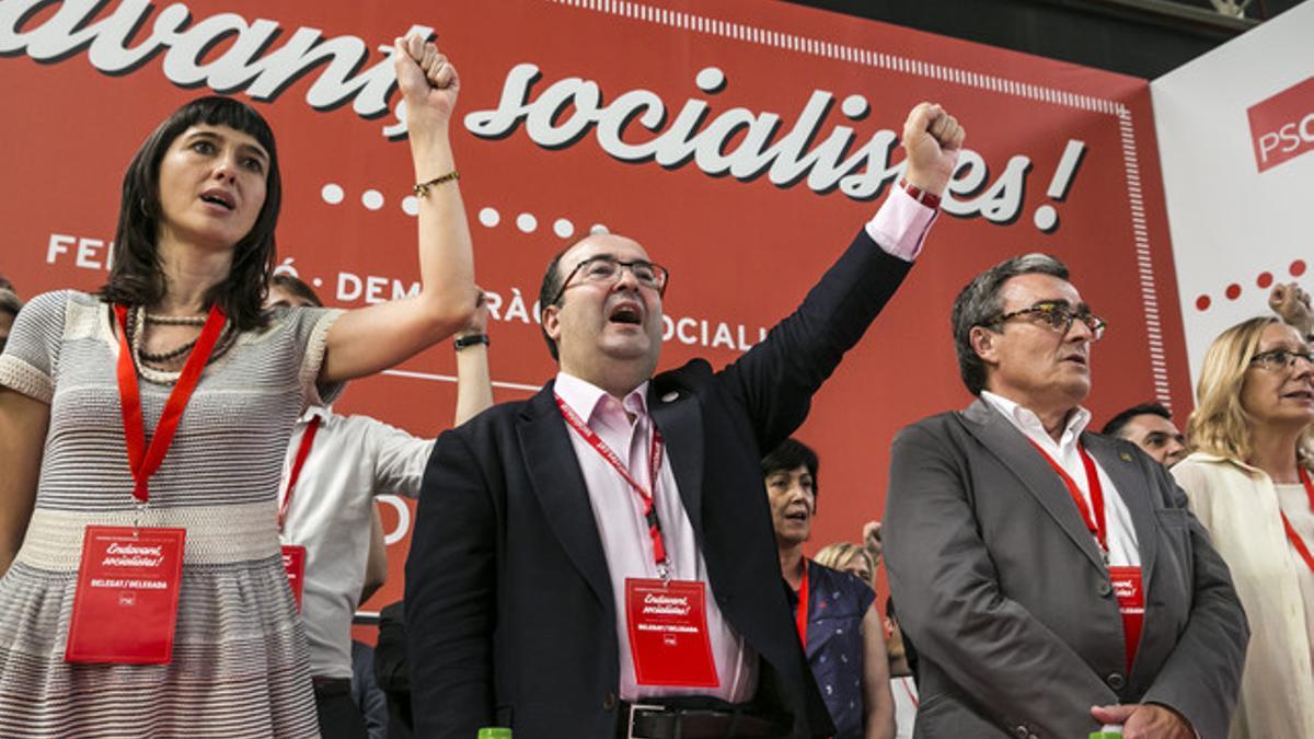 Miquel Iceta, entre la alcaldesa de Santa Coloma, Núria Parlon y el alcalde de Lleida, Àngel Ros, canta 'La internacional' al finalizar el congreso