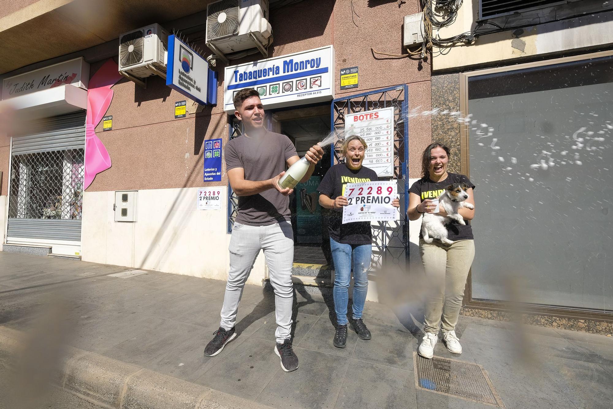 Vecindario reparte del segundo premio de la Lotería del Niño