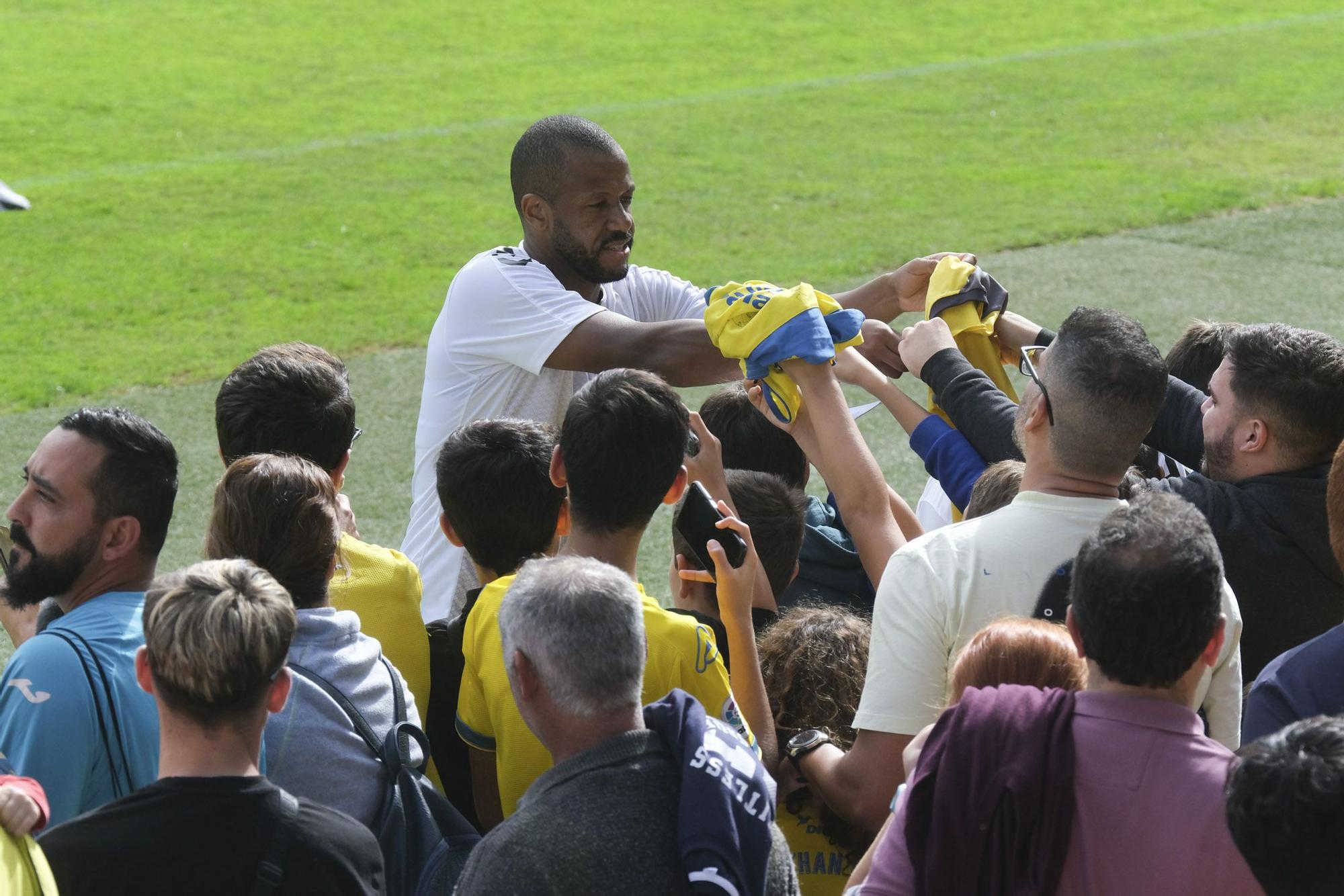 La UD Las Palmas entrena a puerta abierta