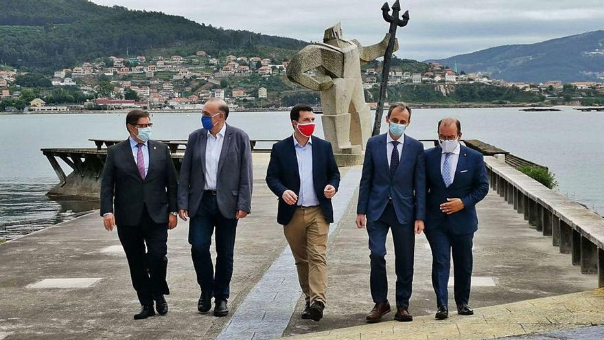 Gonzalo Caballero, Pedro Duque y los tres rectores, ayer en el paseo de Moaña.