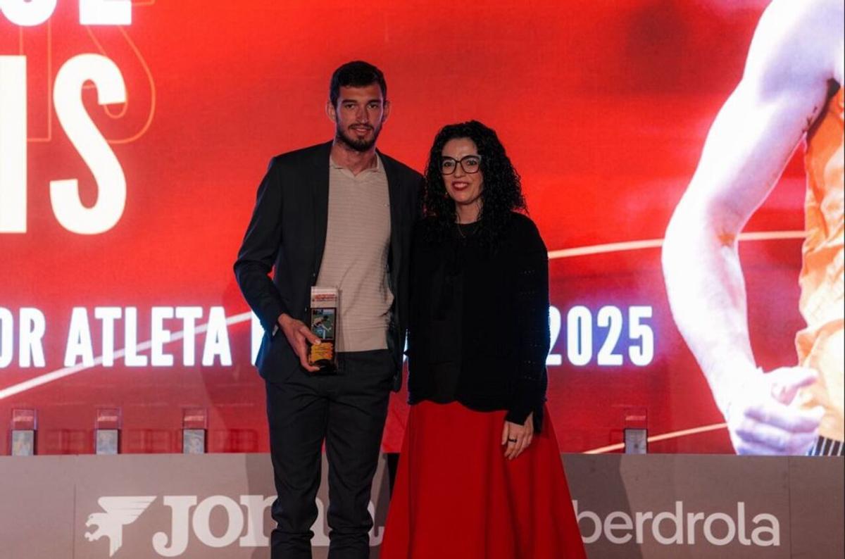 Quique Llopis recibe su premio como mejor atleta del año.