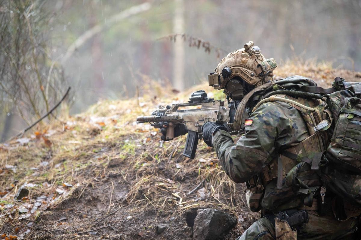 Un miembro de las fuerzas de Operaciones Especiales del Ejército, en un bosque próximo a Bergen (Alemania) durante las maniobras Steadfast Dart 26