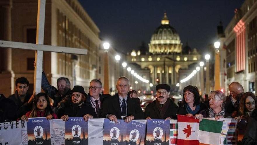 Un grupo de participantes en la vigilia en apoyo a las víctimas de abusos sexuales por parte del clero, el jueves por la noche, en el castillo de Sant&#039; Angelo, en Roma.