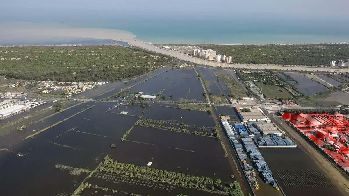 Panorámica de la desembocadura del Segura a mediados de septiembre de 2019 anegada por las aguas. A la derecha, en rojo, la parcela de la fábrica de la baterías