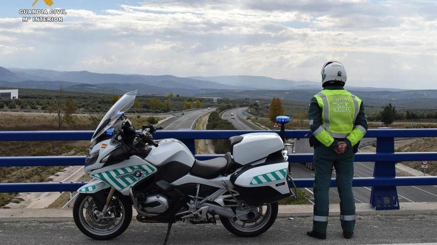 Cortan la A-31 en Sax tras el accidente de un camión y un coche con dos heridos