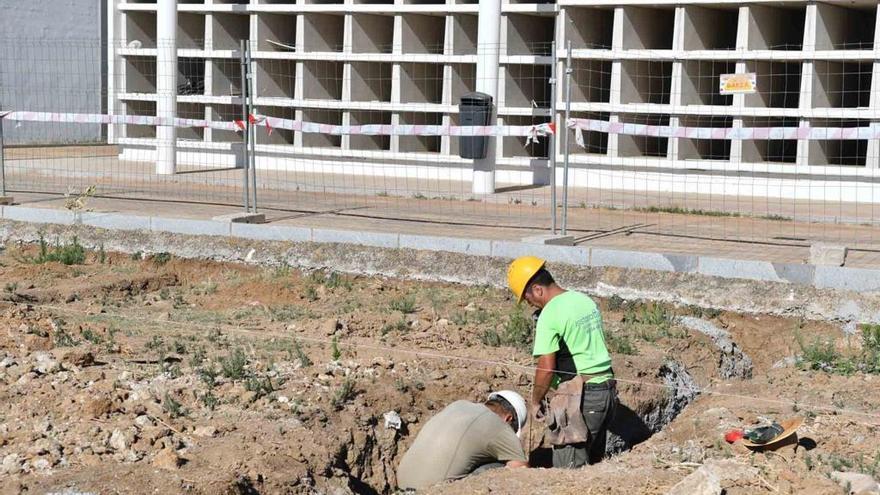 Construcción de nuevos nichos en el cementerio de Pozoblanco.