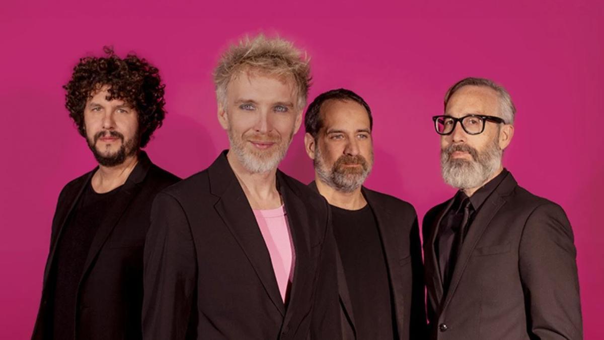 La formación musical catalana, liderada por el vocalista Shuarma (con camiseta rosa)