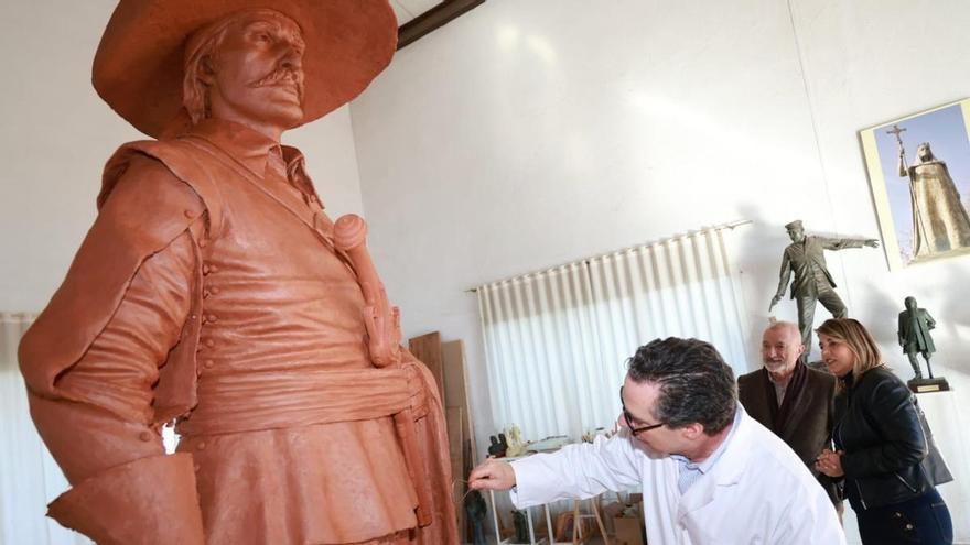 La inauguración del monumento al Capitán Alatriste ya tiene fecha y contará con la presencia de Pérez-Reverte