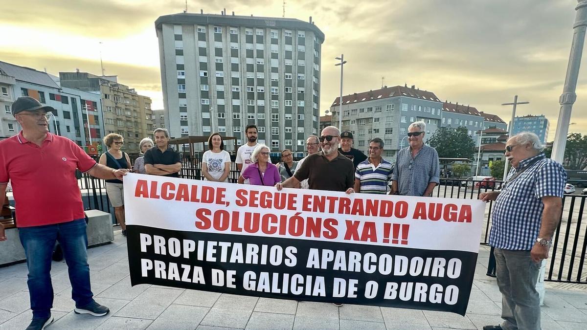 Los propietarios del garaje de plaza de Galicia, en O Burgo, protestan por las filtraciones de agua