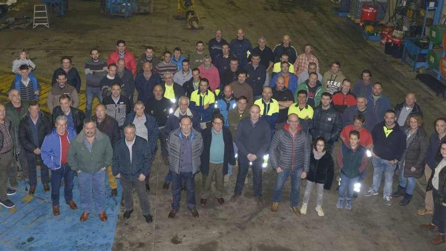 Foto de familia de la plantilla de Excade, en la nave gijonesa en el Polígono de Somonte.