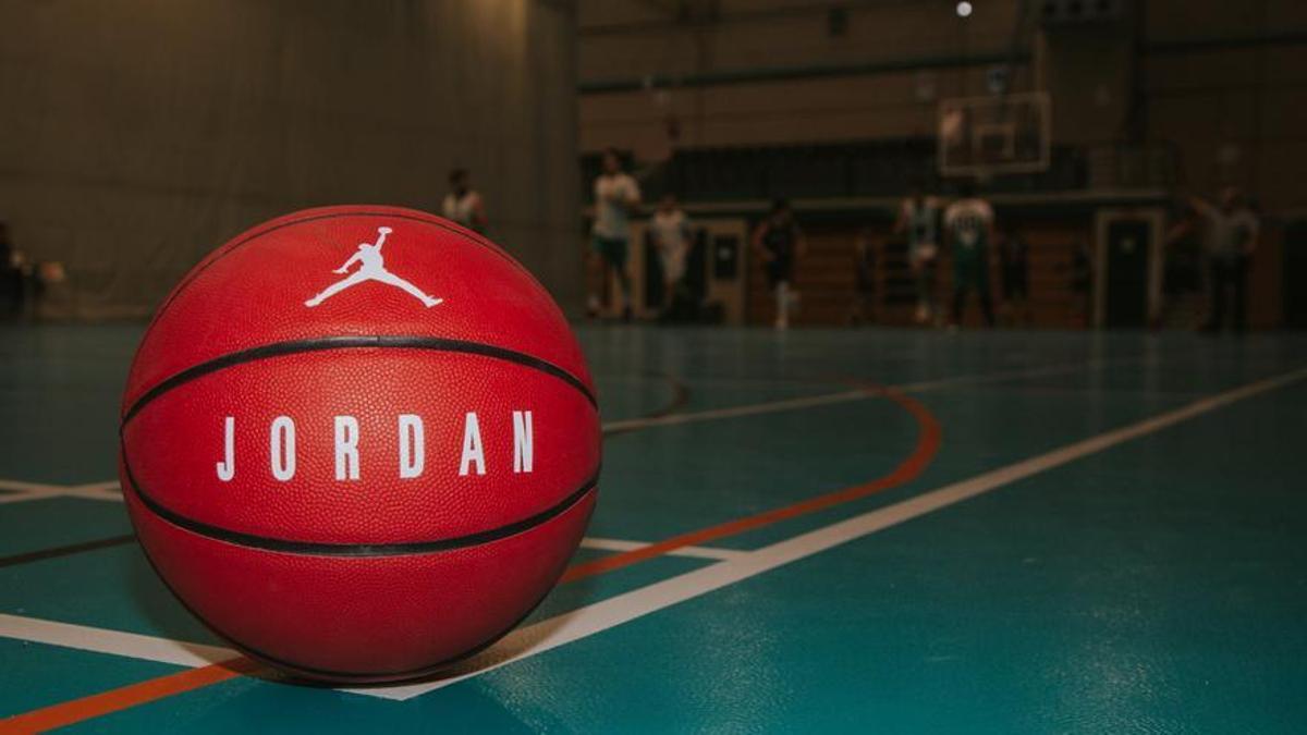 Un balón de la marca Jordan, en un polideportivo de Hortaleza.