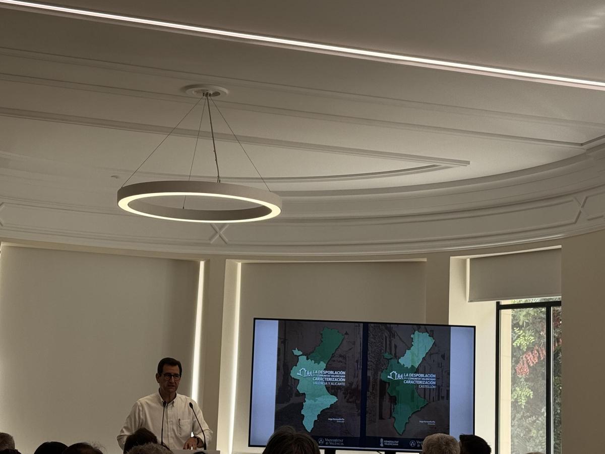 El catedrático Jorge Hermosilla en una edición pasada de la jornada de despoblación en la Vall d'Albaida.