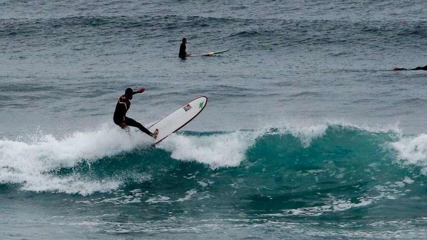 Dos participantes en el Festival Longboard de Salinas.