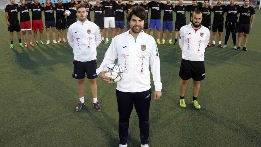 David Simal posa delante de sus jugadores, ayer, en el estadio de O Camballón de Cruces. // Bernabé/Luismy