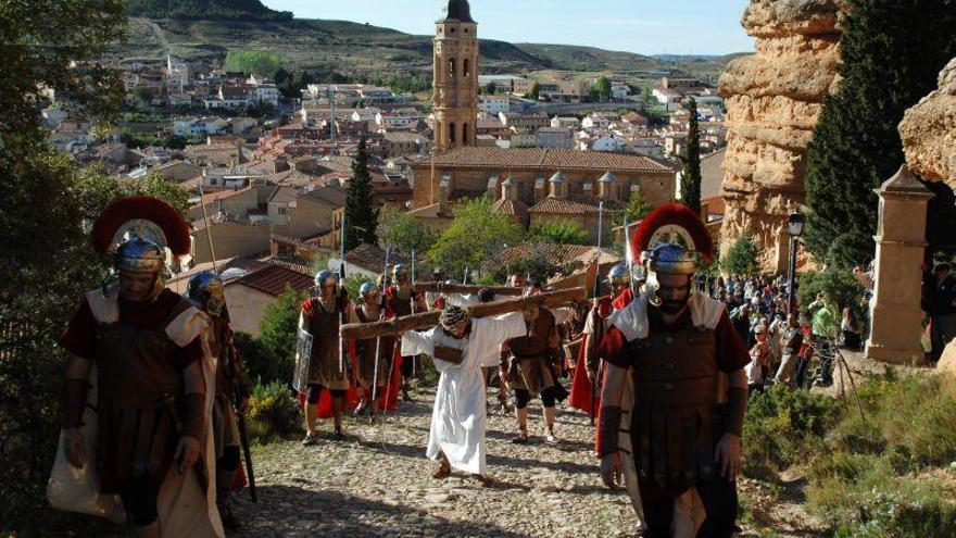 Alcorisa recrea con 300 actores la muerte de Cristo en la Cruz