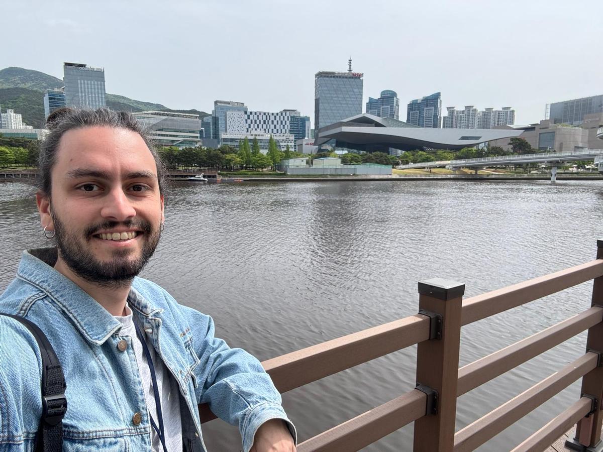 Xoán Fernández con el Busan Cinema Center al fondo, donde se celebra el festival.