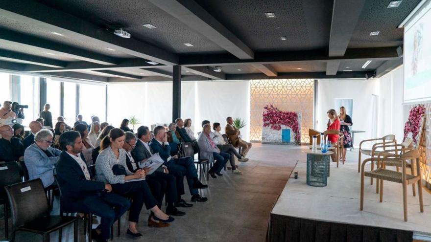 La alcaldesa Carmen Ferrer inauguró ayer las jornadas en el Aguas de Ibiza Grand Luxe Hotel.  | IMAM