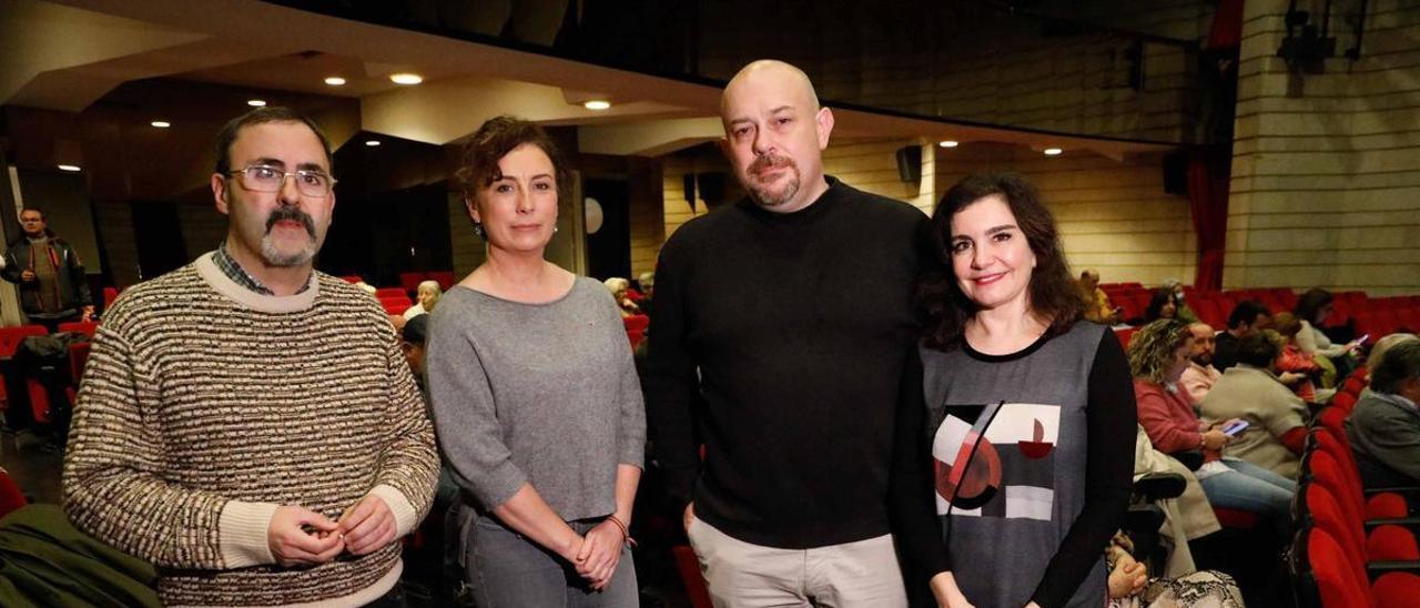 Rafael Velasco, Begoña Collado, Omar Tuero y la concejala Yolanda Alonso, ayer, antes del inicio de la proyección del documental, en la Casa de Cultura de Avilés.