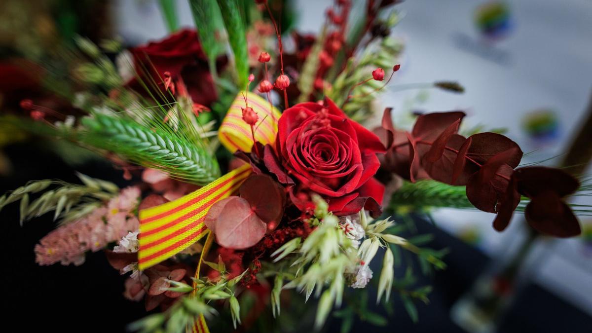 Una rosa roja preparada para Sant Jordi.
