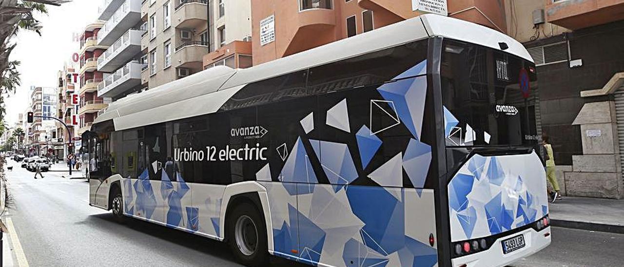 El modelo eléctrico de Avanza ya circula por Torrevieja.  | JOAQUÍN CARRIÓN