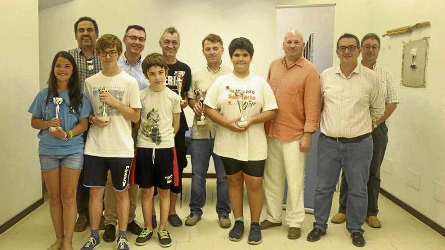 Acto de las entregas de los trofeos a los mejores del torneo de Binissalem ganado por Matías Ruiz.