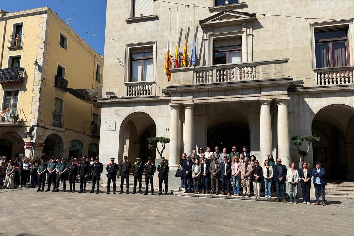 Les imatges del minut de silenci a Figueres per condemnar el crim masclista Les imatges del minut de silenci a Figueres per condemnar el crim masclista