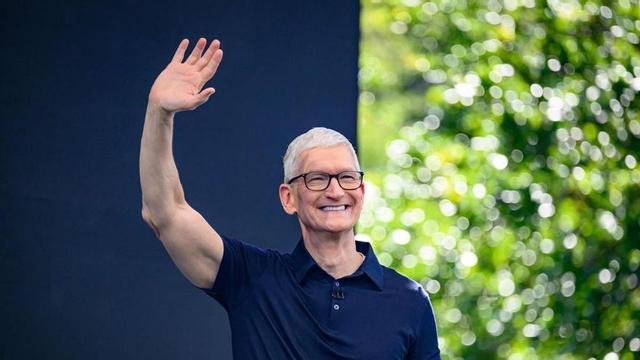 El director executiu d’Apple, Tim Cook, saluda durant la seva última aparició a l’Apple Worldwide Developers Conference (WWDC) del 2026.
