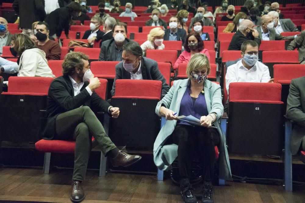 Aitor Moll conversa amb Valentí Junyent, exalcalde de Manresa. Al costat, Alba Vergés