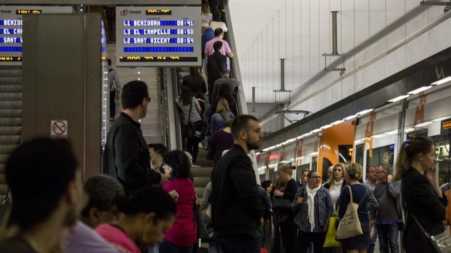 Usuarios del TRAM en el centro de Alicante, en una imagen reciente.