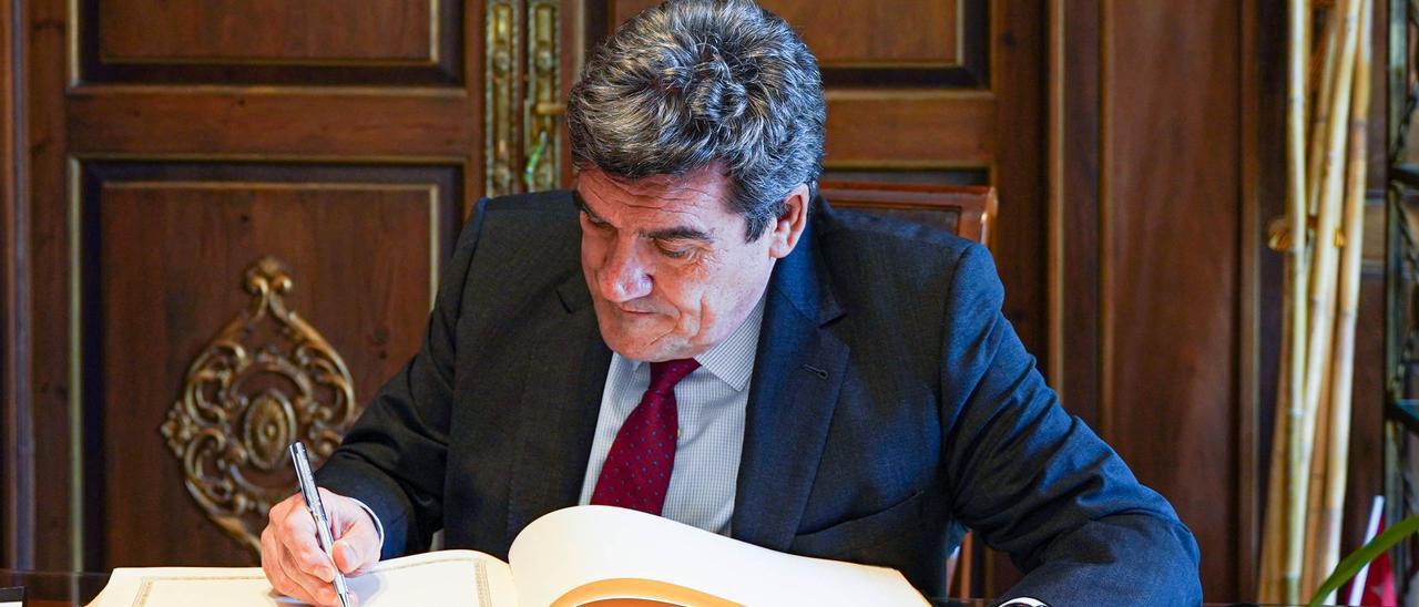 El ministro José Luis Escrivá firma en el libro de visitas del ayuntamiento de Castelló