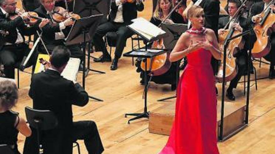 Ainhoa Arteta con la orquesta Oviedo Filarmonía, el pasado miércoles, en Oviedo.