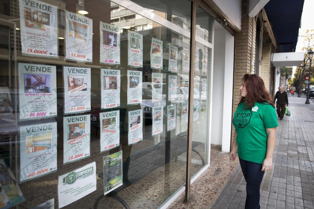 Una integrante de PAH València ante una inmobiliaria.