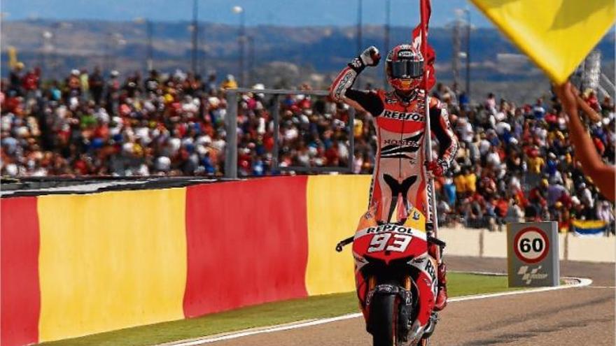 El pilot de Cervera, Marc Márquez (Honda) celebra la seva victòria al traçat aragonès.